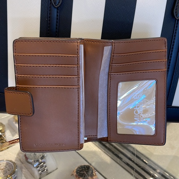 MICHAEL KORS
Jet Set Travel Medium Bifold Zip Signature Logo Wallet 
Brown 
NWT - Picture 7 of 16